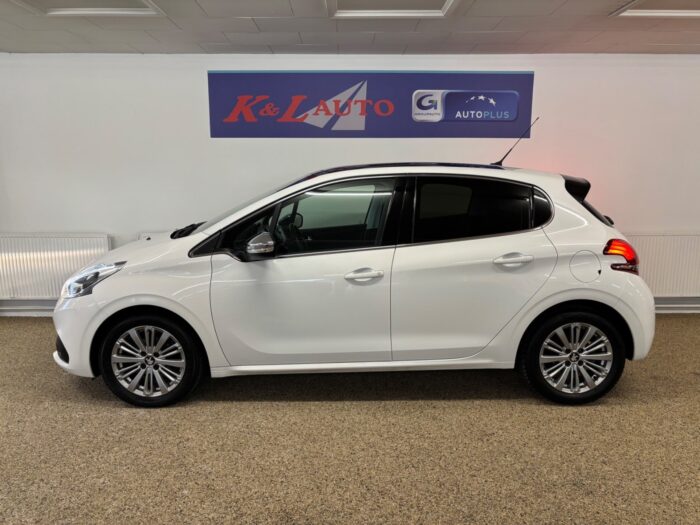 Peugeot 208 BlueHDi 100 Allure Sky 2018 - Image 13