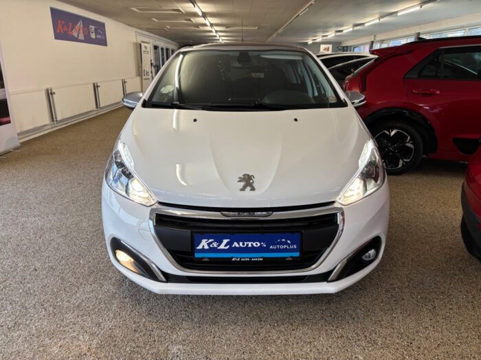 Peugeot 208 BlueHDi 100 Allure Sky 2018 - Image 17