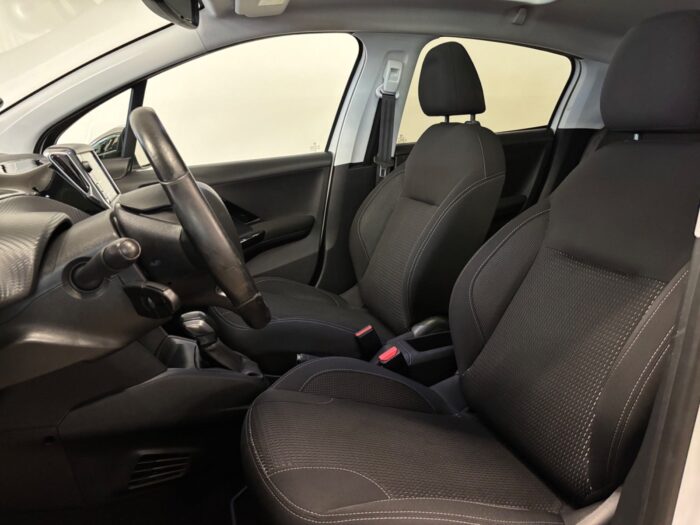 Peugeot 208 BlueHDi 100 Allure Sky 2018 - Image 10