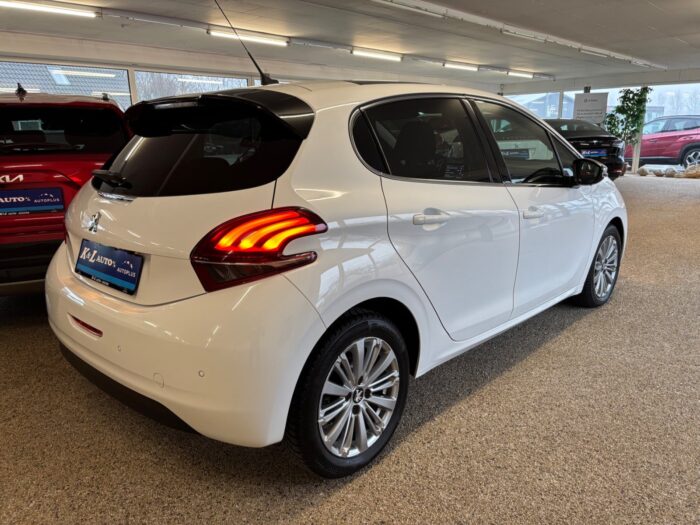 Peugeot 208 BlueHDi 100 Allure Sky 2018 - Image 15