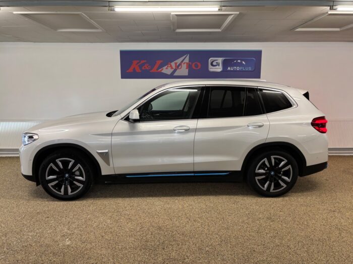 BMW iX3 Charged 2021 - Image 13