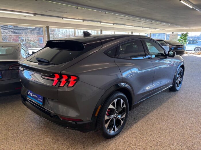 Ford Mustang Mach-E Premium Extended Range AWD 2023 - Image 17