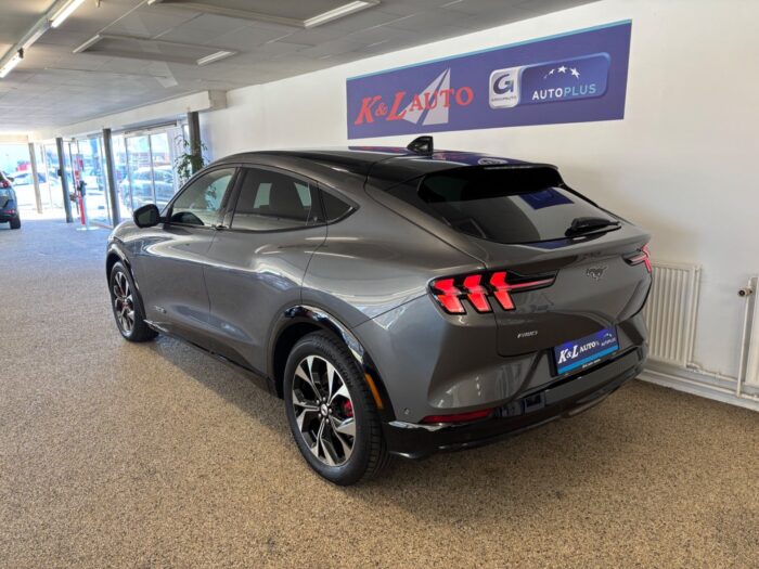 Ford Mustang Mach-E Premium Extended Range AWD 2023 - Image 15