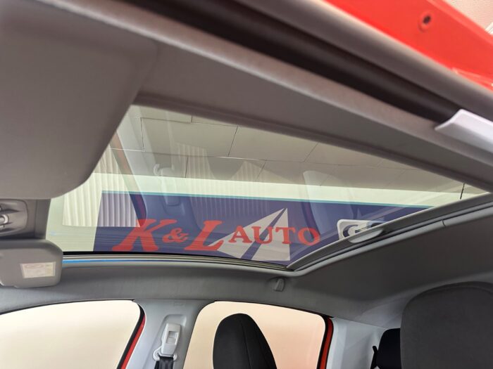Peugeot 208 BlueHDi 100 Allure Sky 2017 - Image 13