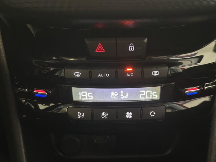 Peugeot 208 BlueHDi 100 Allure Sky 2017 - Image 10